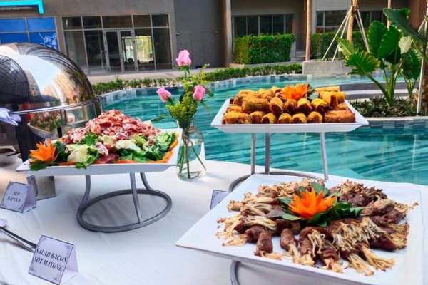 Dịch vụ đặt tiệc buffet ngoài trời.