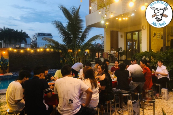Không gian ban đêm của buổi tiệc Không gian ban đêm của buổi tiệc