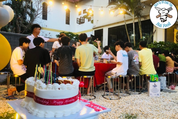 Khách mời quây quần dùng tiệc Khách mời quây quần dùng tiệc