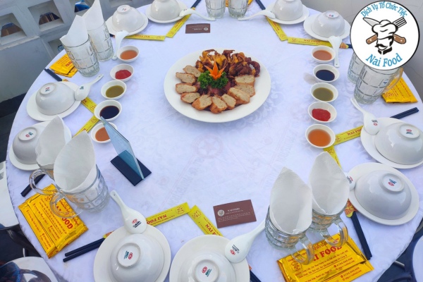 Bàn tiệc sang trọng Bàn tiệc sang trọng