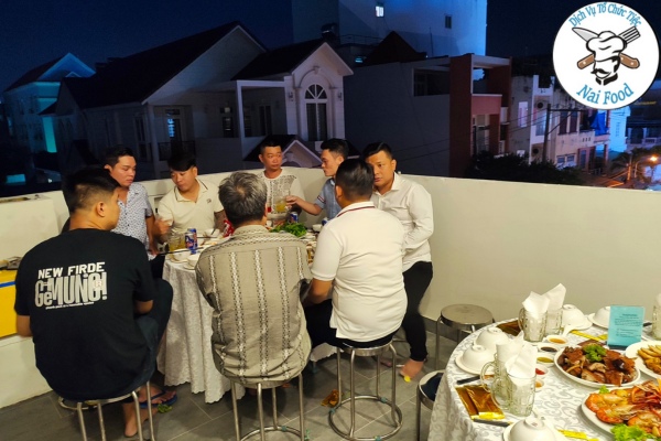 Khách mời dự tiệc nhà anh Quân Khách mời dự tiệc nhà anh Quân