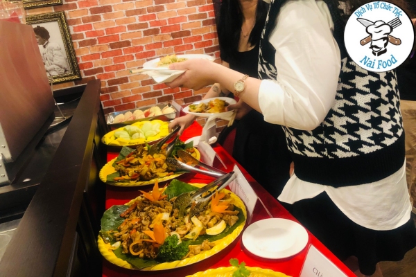 Khách mời lựa chọn món ăn