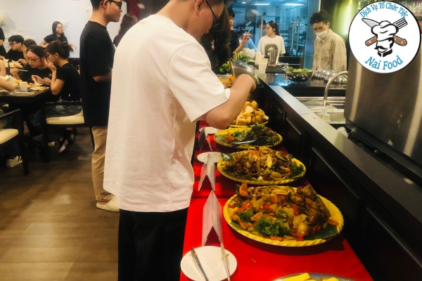 Khách mời lựa chọn món ăn