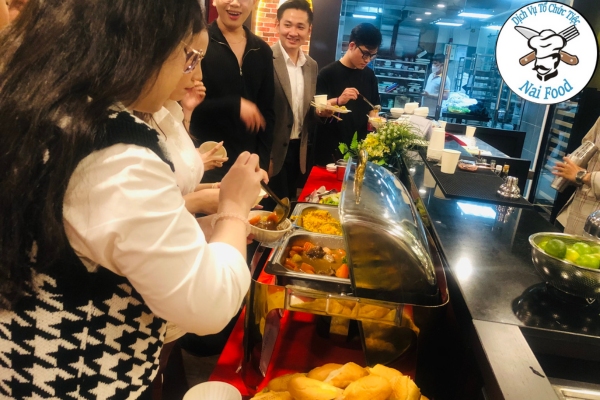 Sinh viên lựa chọn món ăn