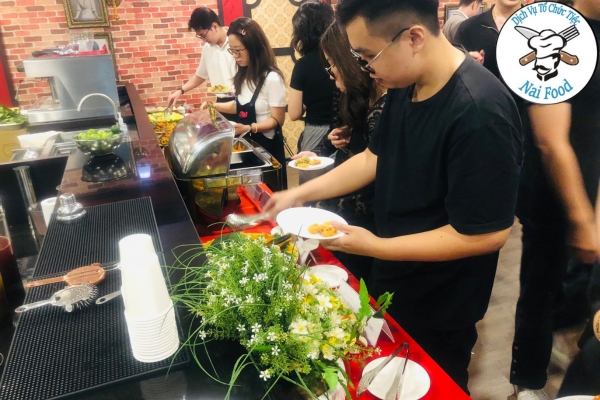 Khánh mời chon món ăn Khánh mời chon món ăn