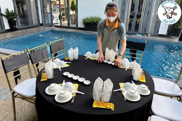 Nhân viên setup tiệc