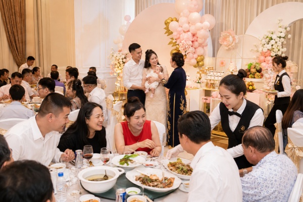 Dịch vụ đặt tiệc đầy tháng tại bè cho bé trọn gói
