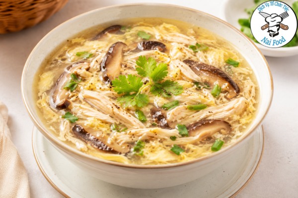 Súp gà xé nấm hương.
