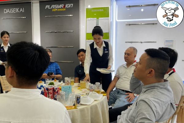 Nhân viên phục vụ tiệc tại nhà