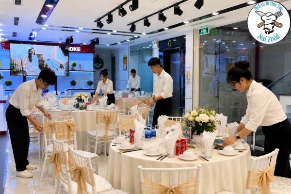 Nhân viên setup bàn tiệc tại nhà khách
