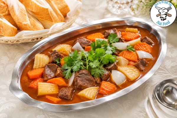 Bò nấu lagu + bánh mỳ.