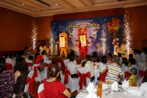 Tiết mục múa lân sôi động, tạo không khí náo nhiệt cho đêm hội.