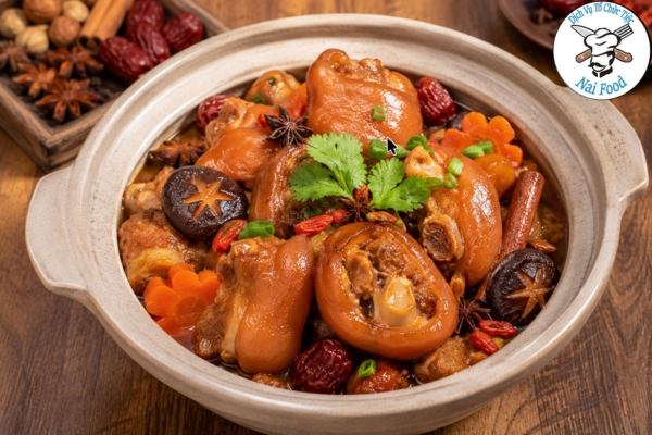 Giò heo hầm ngũ vị.