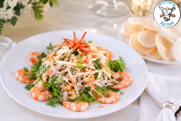 Gỏi củ hủ dừa tôm thịt + bánh phồng.