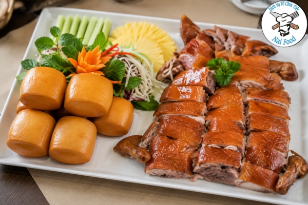 Heo sữa quay bánh bao.