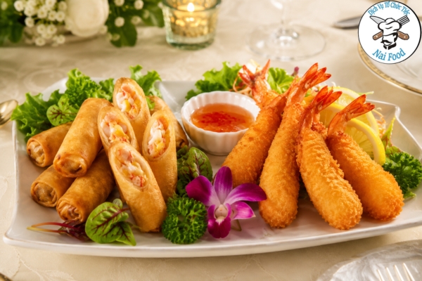 Khai vị 2 món: Chả giò hải sản + tôm lăn bột chiên xù.