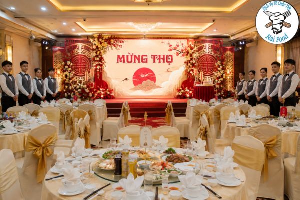 Cung cấp đầy đủ bàn ghế, dụng cụ ăn uống và nhân viên phục vụ.