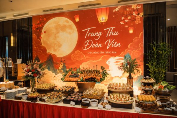 Mâm cỗ Trung Thu với bánh, trái cây và các món tráng miệng được bày biện đẹp mắt.