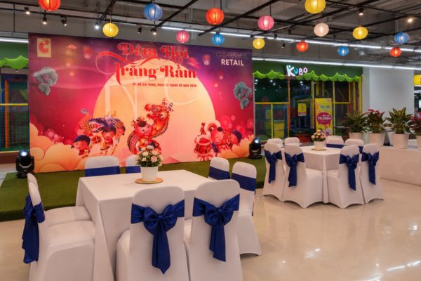Sân khấu và backdrop trang trí theo chủ đề Trung Thu, rực rỡ ánh đèn lồng.