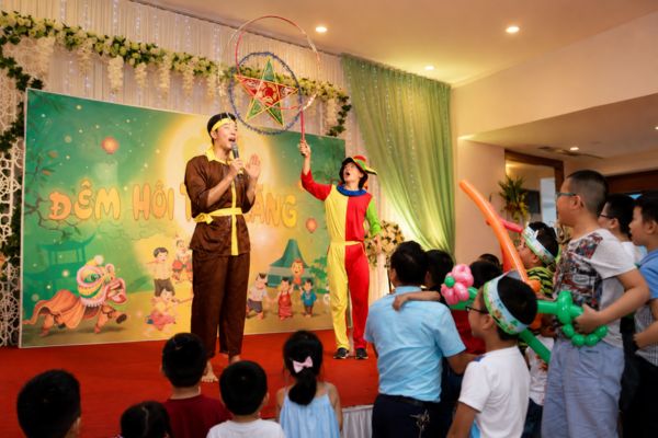 Khoảnh khắc MC dẫn chương trình, giao lưu cùng khách mời nhỏ tuổi.
