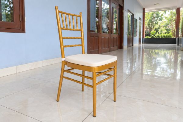 Ghế Tiffany màu vàng đồng.