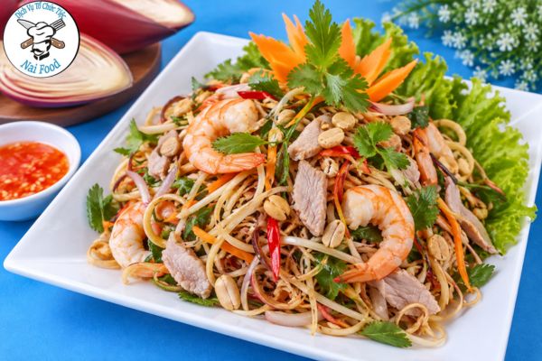 Gỏi hoa chuối tôm thịt.