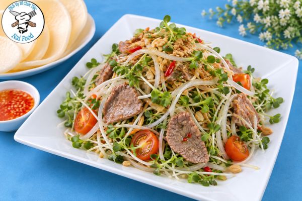 Gỏi bò trộn cải mầm.