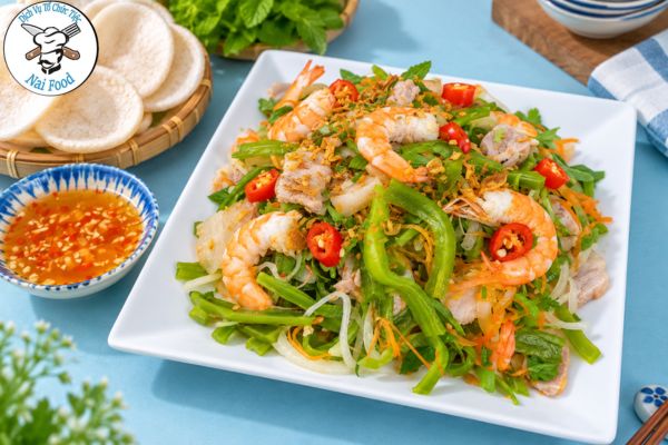 Gỏi tiến vua tôm thịt.