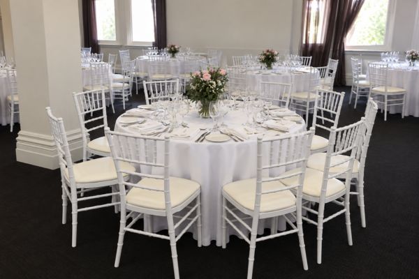 Không gian tiệc setup bàn ghế tiffany sang trọng