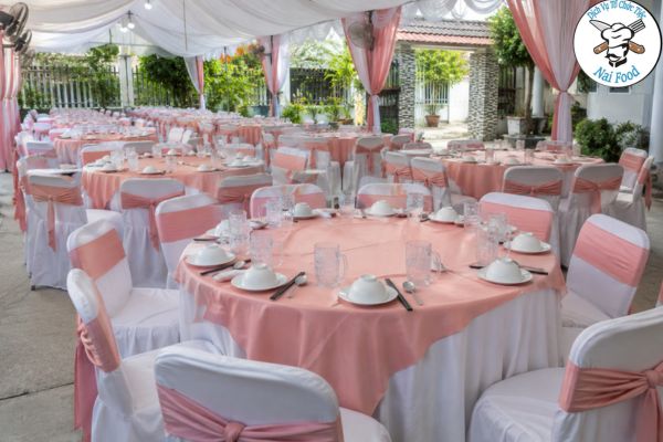 Bàn ghế tựa bọc nơ tone hồng