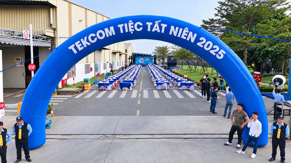 Cổng chào tiệc tất niên công ty do Naifood tổ chức tại nhà xưởng
