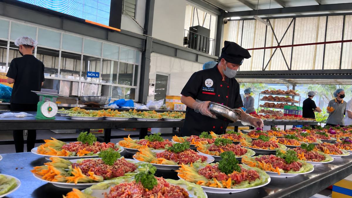 Đầu bếp Naifood hoàn thiện món bò cho tiệc tất niên
