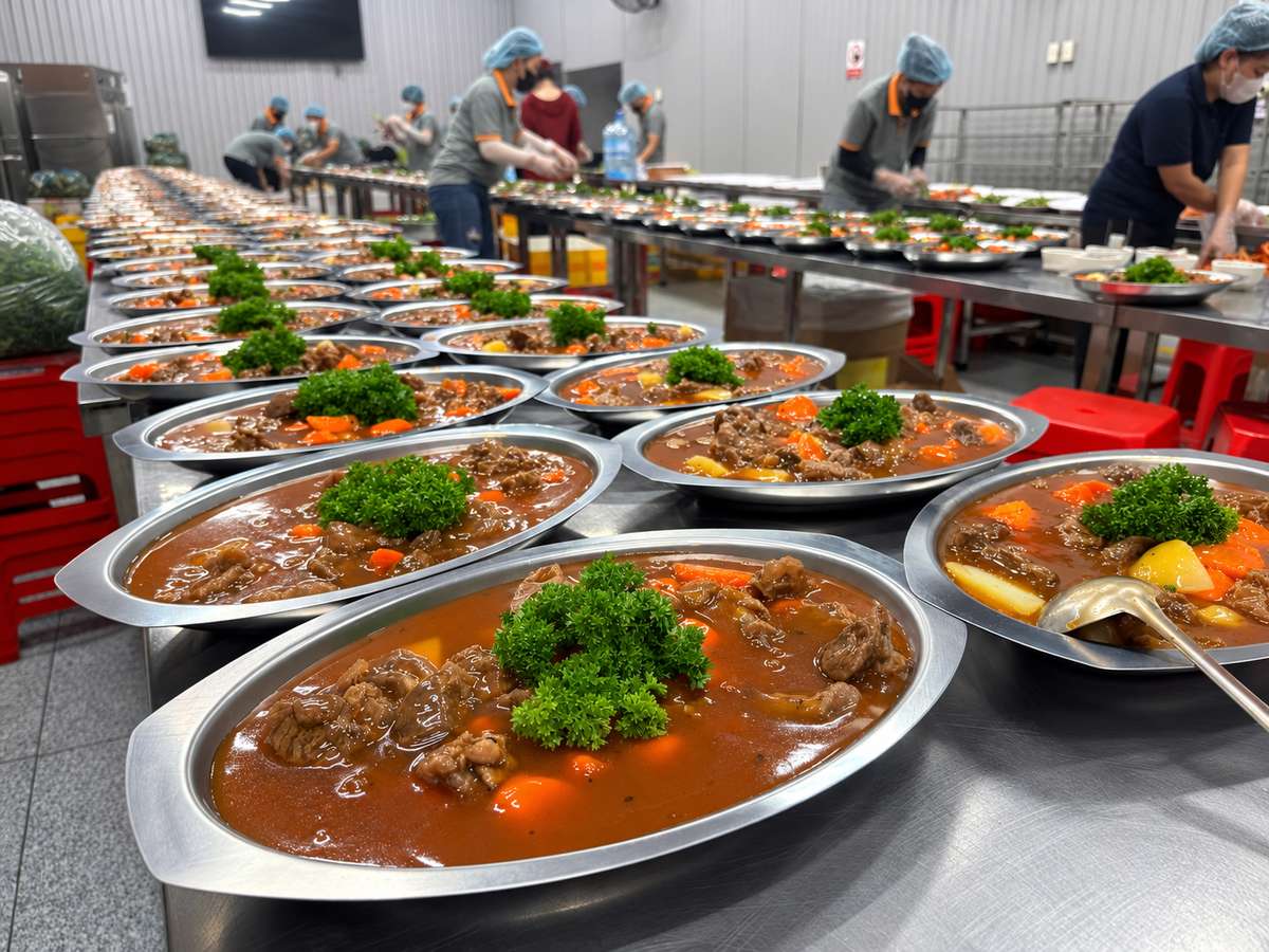 Món bò sốt rau củ nấu số lượng lớn cho tiệc tất niên
