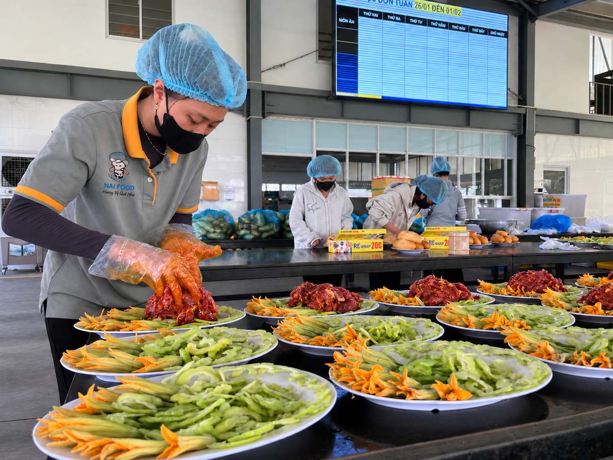 Nhân viên bếp Naifood chuẩn bị món trước giờ khai tiệc