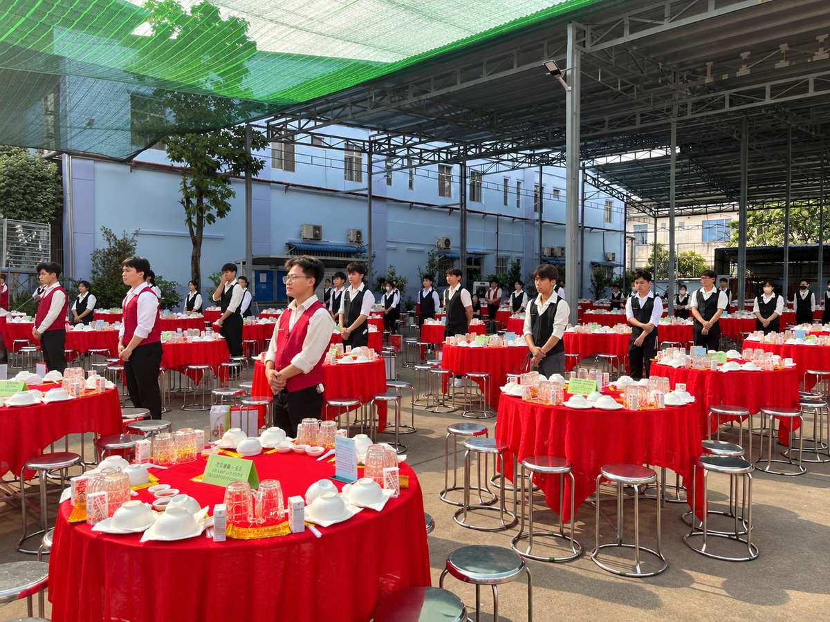 Nhân viên phục vụ Naifood bên bàn tiệc tất niên khăn đỏ