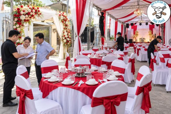 Nhân viên Naifood dựng khung rạp cưới trong sân nhà trước ngày tiệc