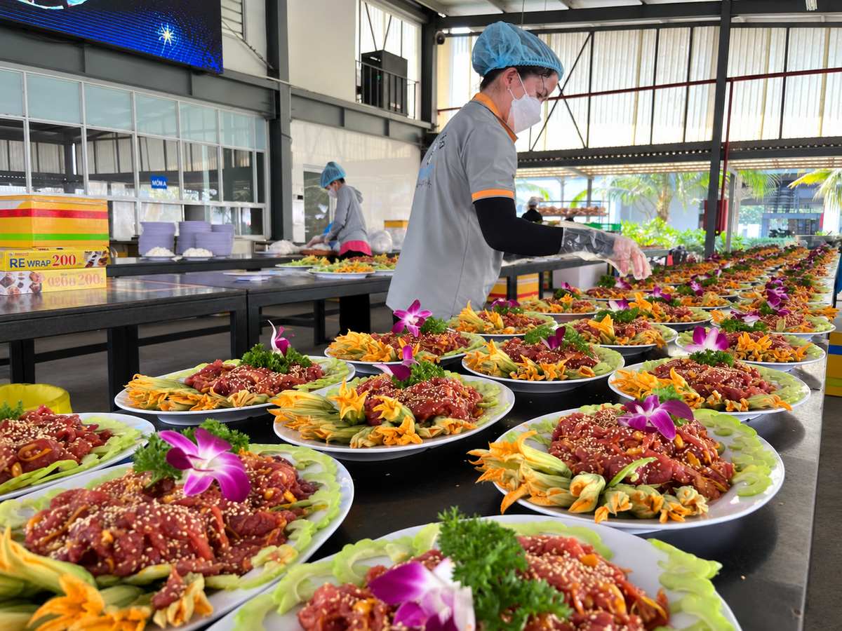 Món bò trang trí hoa lan cho tiệc tất niên công ty